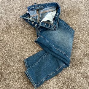 NWOT American Eagle “Tomgirl” Stretch Mid-Rise Cropped Jeans 💙